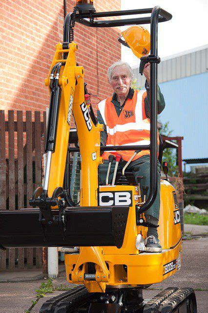 driving a mini digger|training for mini digger operator.